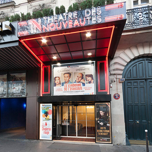 L’enseigne du théâtre est située boulevard Poissonière à Paris